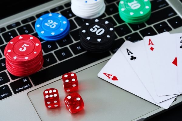 Pengguna memasang taruhan olahraga di pools303 dengan mudah